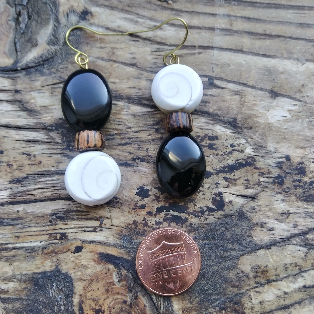 Topsy Turvy Earrings in Onyx and Opercule - Picture 3 of 4